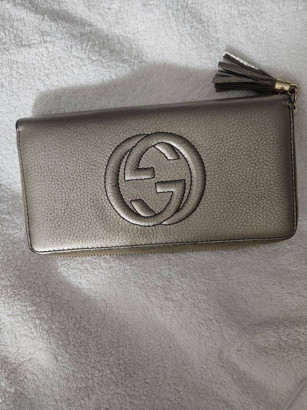 🩷❣️Authentic Gucci Metallic Silver Zip Around Wallet with Tassel - Preowned💝❤️